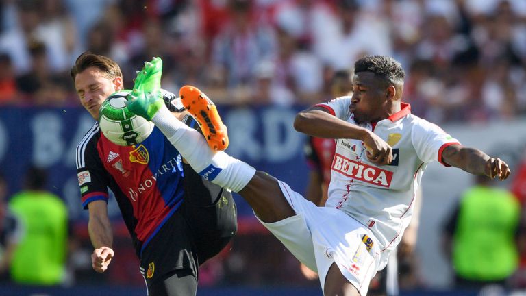 FC Basel midfielder Luca Zuffi (L) battles with Sion's Swiss midfielder Joaquim Adao
