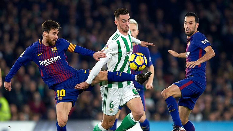 SEVILLE, SPAIN - JANUARY 21:  Fabian Ruiz of Real Betis Balompie (C) competes for the ball with Lionel Messi of FC Barcelona (L) and Sergio Busquets of FC 