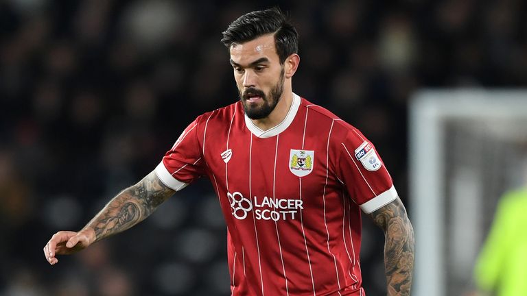 Marlon Pack runs with the ball for Bristol City in the Championship.
