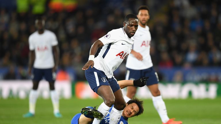 LEICESTER, ENGLAND - NOVEMBER 28:  Moussa Sissoko of Tottenham Hotspur and Shinji Okazaki of Leicester City in action during the Premier League match betwe