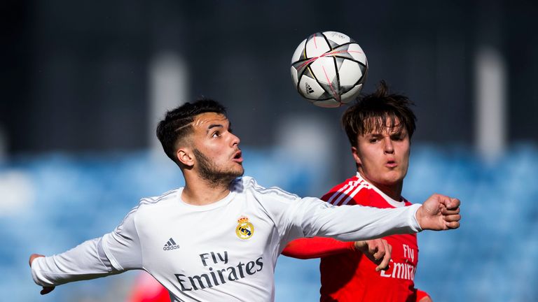 MADRID, SPAIN - MARCH 08: Alex Martin (L) of Real Madrid CF competes for the ball with Oliver Sarkic (R) of SL Benfica during the UEFA Youth League Quarter