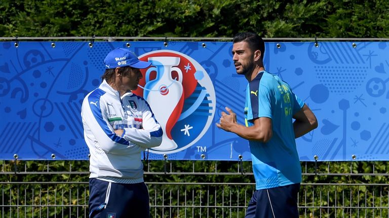 MONTPELLIER, FRANCE - JUNE 19:  Head coach Italy Antonio Conte (L) and Graziano Pelle during the training session at "Bernard Gasset" Training Center on Ju