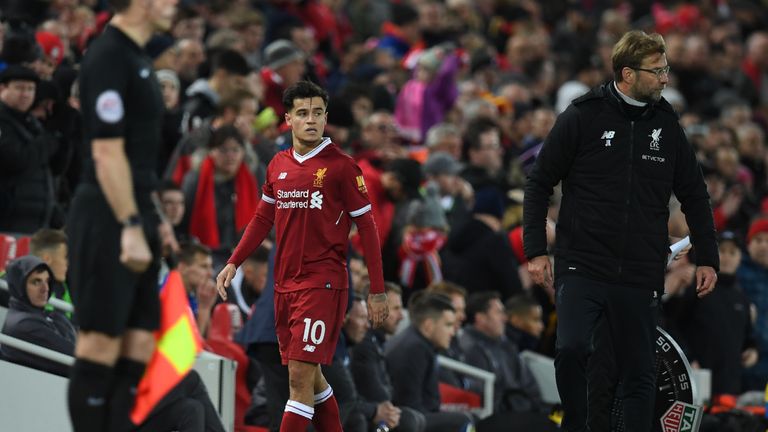 Liverpool's Brazilian midfielder Philippe Coutinho (C) is substituted as Liverpool's German manager Jurgen Klopp (R) gestures during the English Premier Le