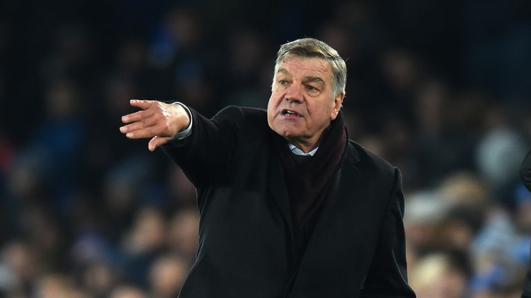 LIVERPOOL, ENGLAND - JANUARY 20:  Everton Manager Sam Alladyce shouts from the touchline during the Premier League match between Everton and West Bromwich 