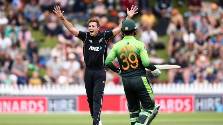 WELLINGTON, NEW ZEALAND - JANUARY 06:  Tim Southee of New Zealand appeals successfully for the wicket of Azhar Ali of Pakistan during game one of the One D