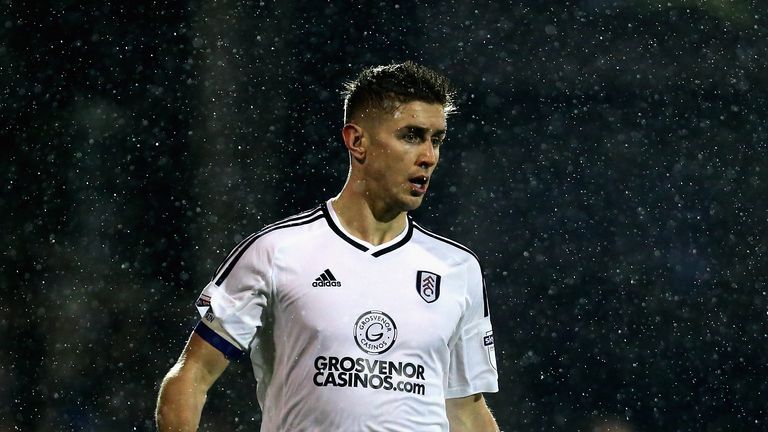 LONDON, ENGLAND - JANUARY 02: Tom Cairney of Fulham runs with the ball during the Sky Bet Championship match between Fulham and Ipswich Town at Craven Cott