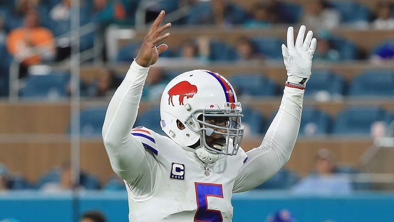 MIAMI GARDENS, FL - DECEMBER 31:  Tyrod Taylor #5 of the Buffalo Bills celebrates during the fourth quarter against the Miami Dolphins at Hard Rock Stadium