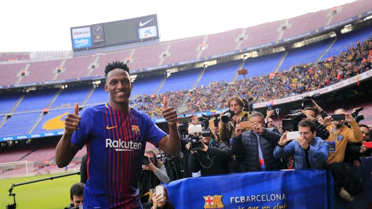 Barcelona's new Colombian defender Yerry Mina gives thumbs up during his official presentation in Barcelona on January 13, 2018. / AFP PHOTO / Pau Barrena 