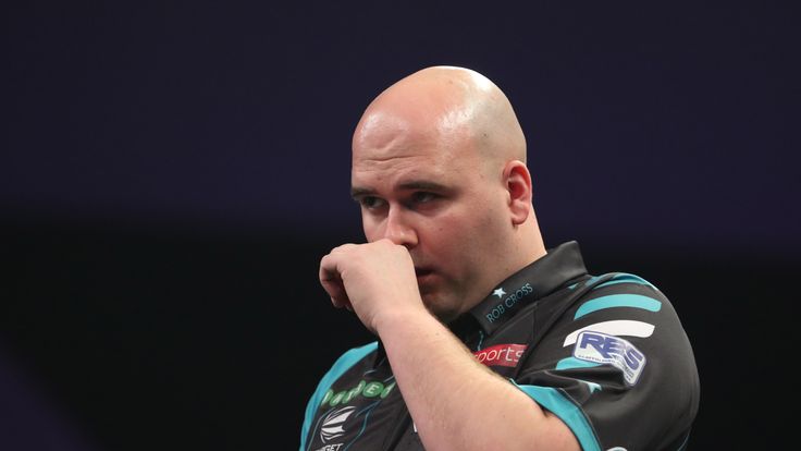 UNIBET PREMIER LEAGUE DARTS 2018.MOTORPOINT ARENA.CARDIFF,.WALES.PIC;LAWRENCE LUSTIG .SIMON WHITLOCK V ROB CROSS.ROB CROSS  IN ACTION