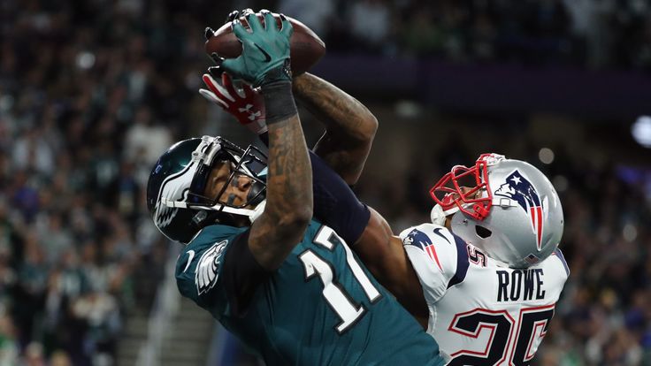 MINNEAPOLIS, MN - FEBRUARY 04:  Alshon Jeffery #17 of the Philadelphia Eagles catches a 34-yard touchdown pass against Eric Rowe #25 of the New England Pat