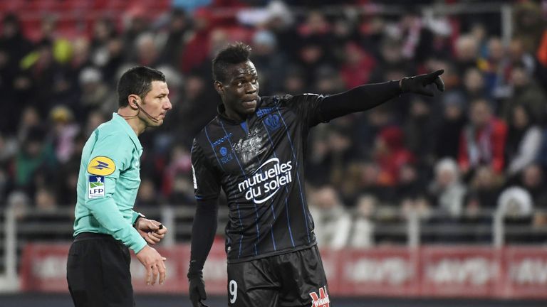 Nice's Italian forward Mario Balotelli (R) talks with French referee Nicolas Rainville (L) during the French L1 football match between Dijon (DFCO)  and Ni