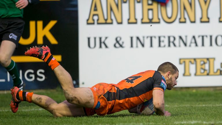 Castleford's Jy Hitchcox's scores a try against Widnes.
