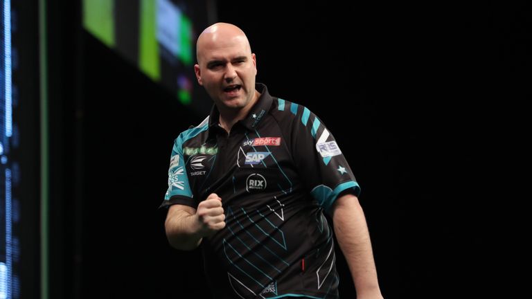 UNIBET PREMIER LEAGUE DARTS 2018.MERCEDES-BENZ ARENA.BERLIN,.GERMANY.PIC;LAWRENCE LUSTIG .ROB CROSS V RAYMOND VAN BARNEVELD ROB CROSS IN ACTION