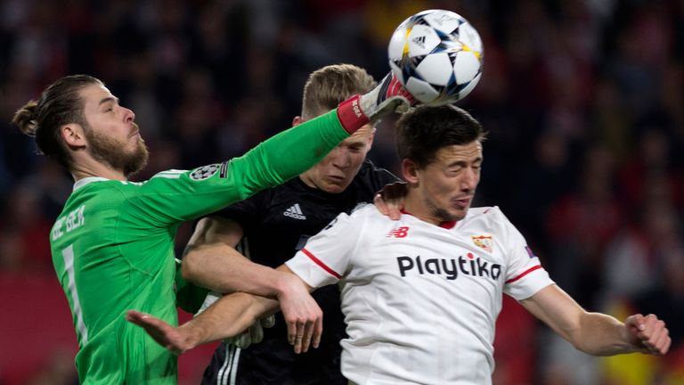 Manchester United's Spanish goalkeeper David De Gea (L) and Manchester United's English midfielder Scott McTominay (C) vie with Sevilla's French defender C