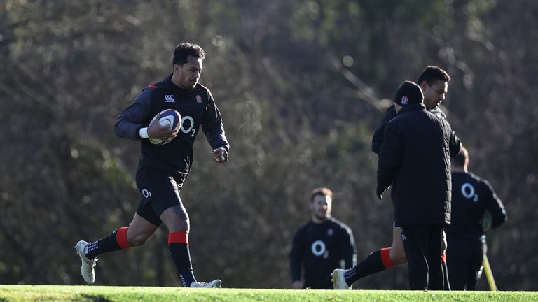 BAGSHOT, ENGLAND - FEBRUARY 07:  Denny Solomona runs with the ball during the England training session held at Pennyhill Park on February 7, 2018 in Bagsho