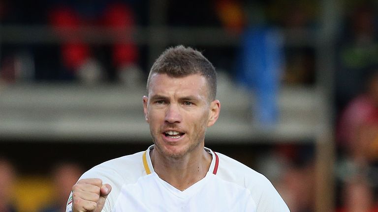 BENEVENTO, ITALY - SEPTEMBER 20:  Edin Dzeko of Roma 2celebrates after scoring the opening goal during the Serie A match between Benevento Calcio and AS Ro