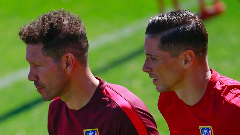 MAJADAHONDA, SPAIN - APRIL 11:  Fernando Torres (R) of Atletico de Madrid looks on as his teammate Diego Pablo Simeone (L) walks behind him during a traini