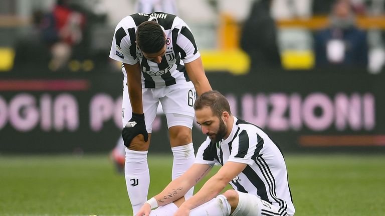 Gonzalo Higuain picks up an ankle injury against Torino