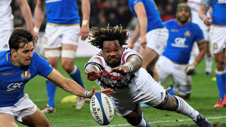 Italy's winger Mattia Bellini (L) looks on as France's centre Mathieu Bastareaud fails to score a try during the Six Nations 