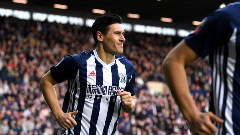 WEST BROMWICH, ENGLAND - FEBRUARY 17:  Gareth Barry of West Bromwich Albion runs out ahead of the The Emirates FA Cup Fifth Round between West Bromwich Alb
