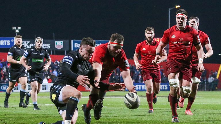 James Cronin scores a try for Munster against Glasgow