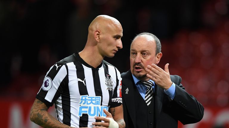 MANCHESTER, ENGLAND - NOVEMBER 18:  Rafael Benitez, Manager of Newcastle United gives instructions to Jonjo Shelvey of Newcastle United during the Premier 