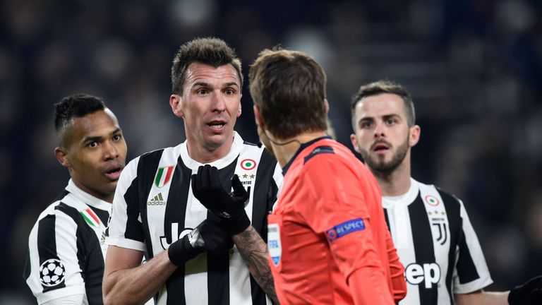 Juventus' forward Mario Mandzukic (2L) protests to referee Felix Brych during the UEFA Champions League Round of 16 match against Tottenham Hotspur