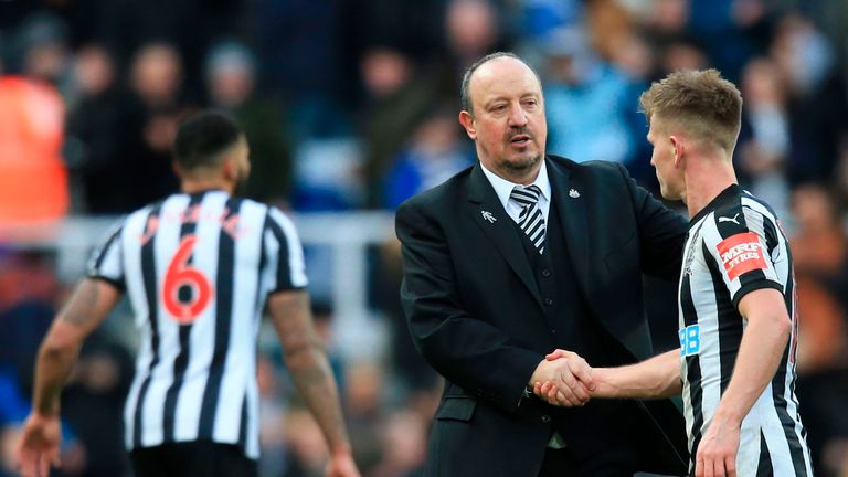 Newcastle United's Spanish manager Rafael Benitez (L) shakes hands with Newcastle United's Scottish midfielder Matt Ritchie (R) during the English Premier 