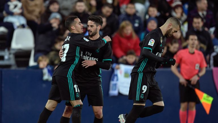 Real Madrid's from Spain forward Lucas Vazquez (L) celebrates woth Real Madrid's Spanish midfielder Isco and Real Madrid's French forward Karim Benzema aft