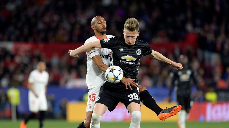 Scott McTominay (R) vies for the ball with Steven N'Zonzi (L)