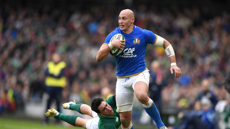 DUBLIN, IRELAND - FEBRUARY 10:  Sergio Parisse of Italy escapes the tackle of Joey Carbery of Ireland during the NatWest Six Nations match between Ireland 