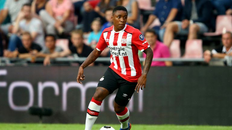 Steven Bergwijn scored in both halves as PSV recorded a seventh consecutive win