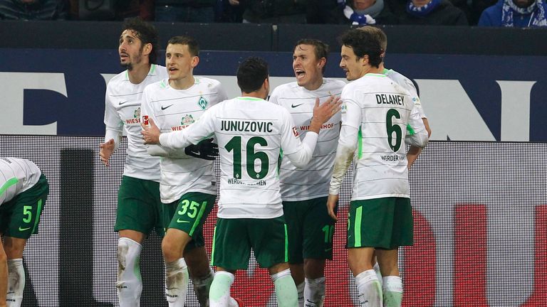 GELSENKIRCHEN, GERMANY - FEBRUARY 03:  Max Kruse of Bremen (2.R) celebrates scoring the 1:1 goal with Zlatko Junuzovic of Bremen\ (16) and teammtes during 