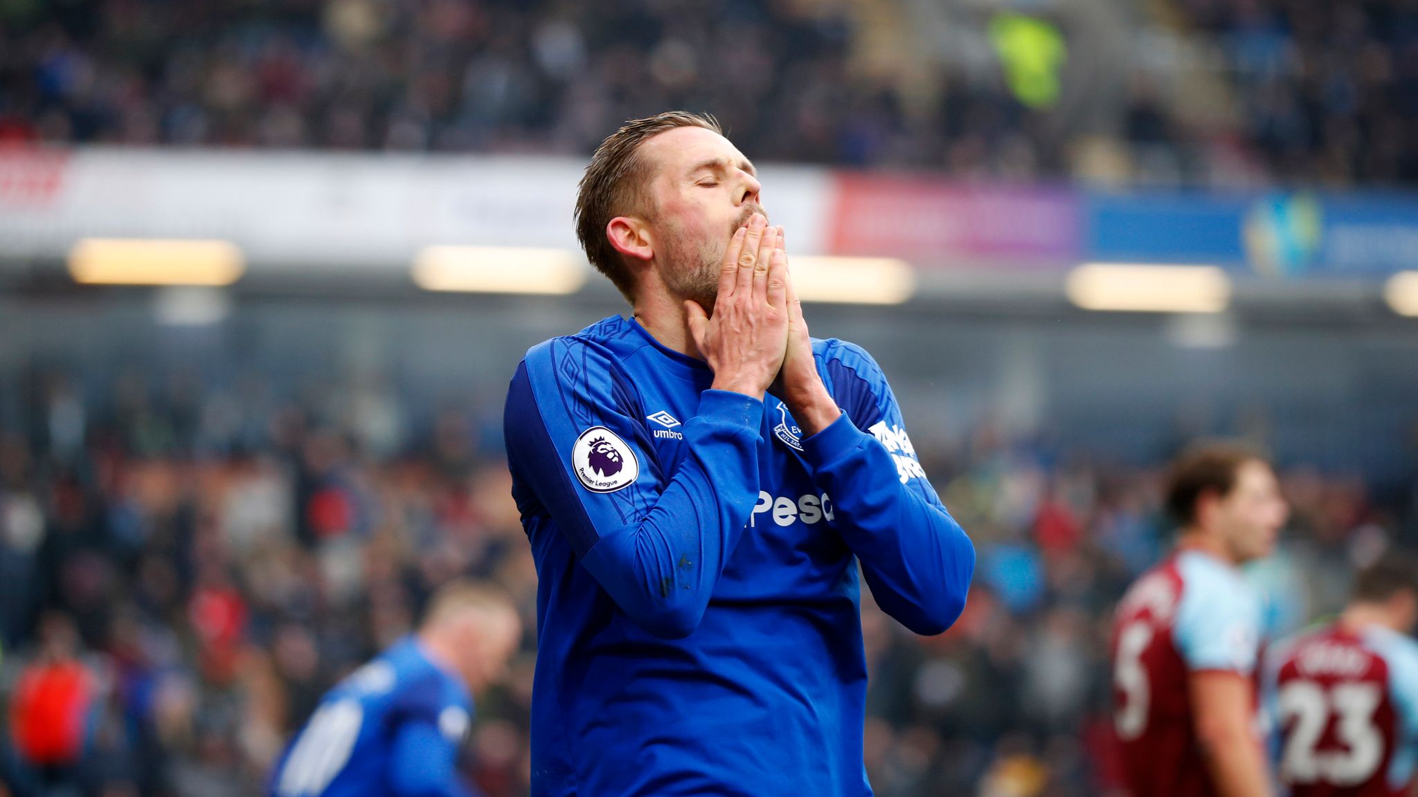 Gylfi Sigurdsson to see specialist after knee injury in ...