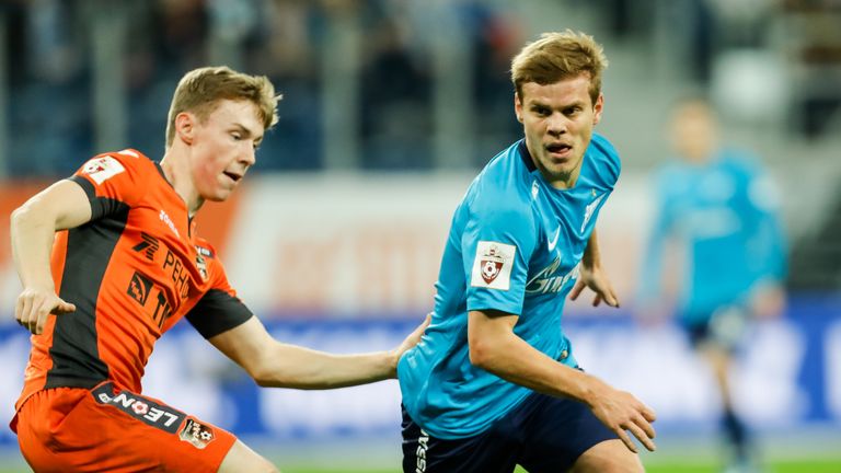 SAINT PETERSBURG, RUSSIA - DECEMBER 02: Aleksandr Kokorin (R) of FC Zenit Saint Petersburg and Vladimir Ilyin of FC Ural Ekaterinburg vie for the ball during the Russian Football League match between FC Zenit St. Petersburg and FC Ural Ekaterinburg on December 2, 2017 at Saint Petersburg Stadium in Saint Petersburg, Russia. (Photo by Epsilon/Getty Images)