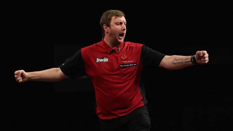 BWIN GRAND SLAM OF DARTS 2017.CIVIC HALL,.WOLVERHAMPTON.PIC;LAWRENCE LUSTIG.GROUP STAGE 2.Simon Whitlock v Cameron Menzies.CAMERON MENZIES IN ACTION