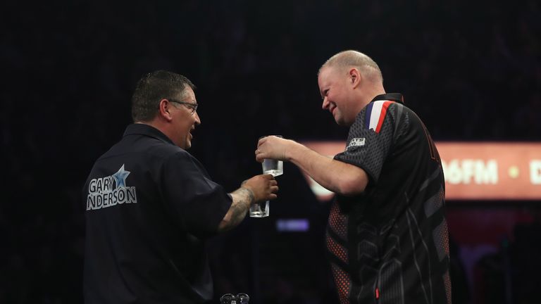 UNIBET PREMIER LEAGUE 2018.MOTORPOINT ARENA.NOTTINGHAM.PIC;LAWRENCE LUSTIG.GARY ANDERSON V RAYMOND VAN BARNEVELD.GARY ANDERSON IN ACTION.