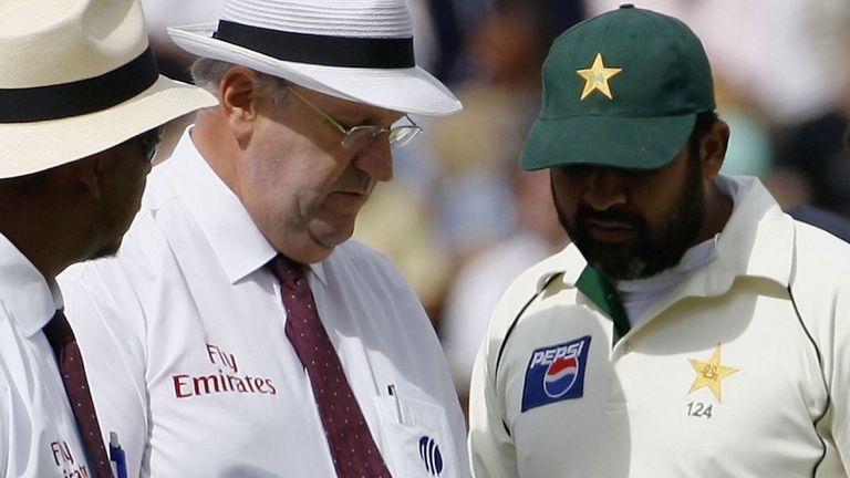Umpires Darrell Hair (2nd L) and Billy Doctrove inspect the ball with Inzamam-ul-Haq
