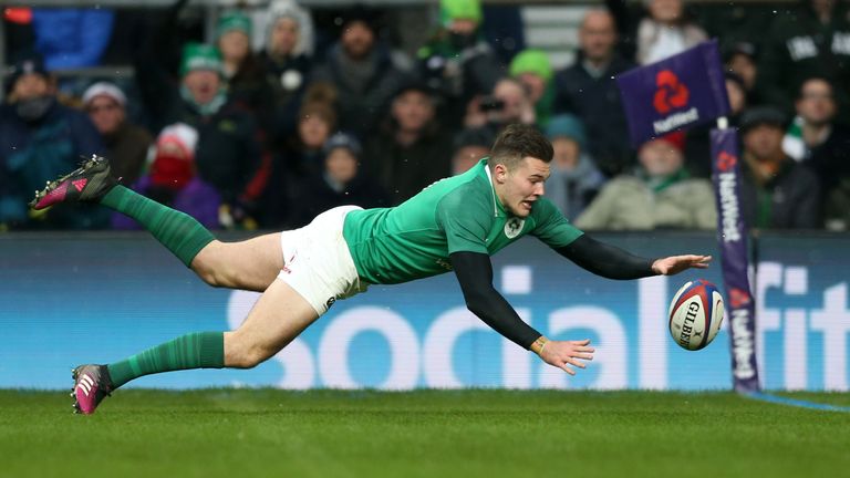 Jacob Stockdale scores his sides third try 