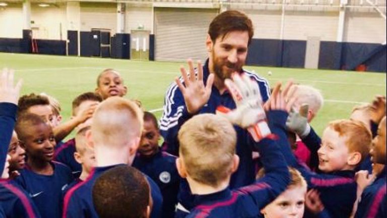 Lionel Messi delights kids at the Manchester City Academy (photo: Manchester City)
