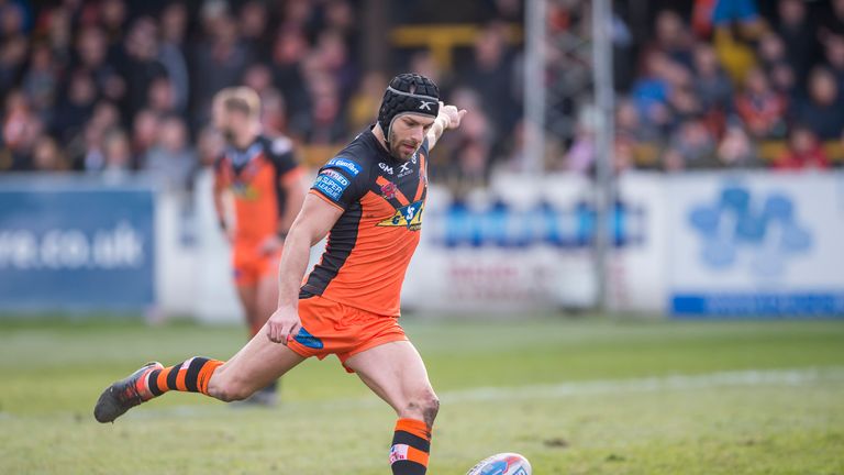 Picture by Allan McKenzie/SWpix.com - 11/03/2018 - Rugby League - Betfred Super League - Castleford Tigers v Salford Red Devils - the Mend A Hose Jungle, Castleford, England - Castleford's Luke Gale kicks a penalty.