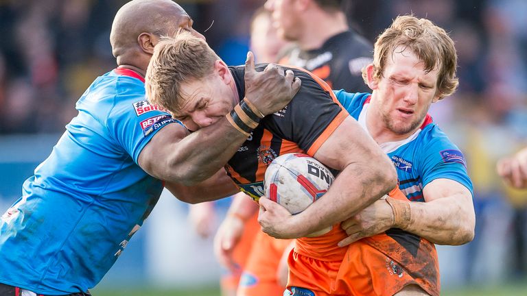 Picture by Allan McKenzie/SWpix.com - 11/03/2018 - Rugby League - Betfred Super League - Castleford Tigers v Salford Red Devils - the Mend A Hose Jungle, Castleford, England - Castleford&#39;s Michael Shenton is tackled by Salford&#39;s Robert Lui and Logan Tomkins..