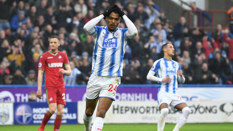 Steve Mounie misses a chance as Huddersfield draw a blank