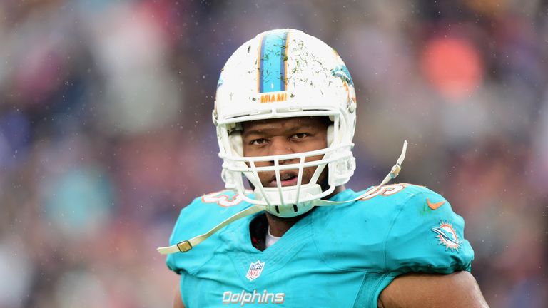 Ndamukong Suh during the second quarter of the game at Los Angeles Coliseum on November 20, 2016 in Los Angeles, California.