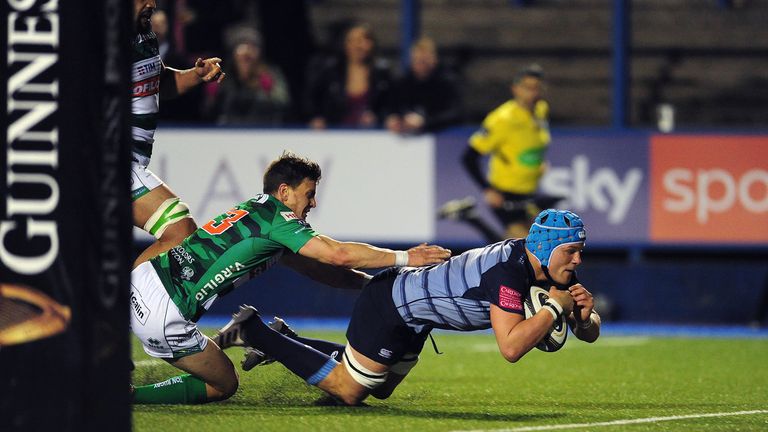 Olly Robinson scores his side's second try against Benetton Rugby in the Guinness PRO14 