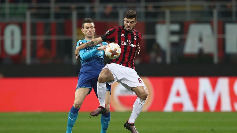 MILAN, ITALY - MARCH 08:  Patrick Cutrone of AC Milan is challenged by Laurent Koscielny of Arsenal during the UEFA Europa League Round of 16 match between AC Milan and Arsenal at the San Siro on March 8, 2018 in Milan, Italy.  (Photo by Catherine Ivill/Getty Images)