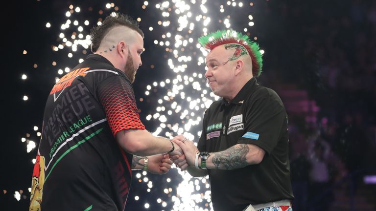 UNIBET PREMIER LEAGUE 2018.MOTORPOINT ARENA.NOTTINGHAM.PIC;LAWRENCE LUSTIG.PETER WRIGHT V MICHAEL SMITH.MICHAEL SMITH IN ACTION.
