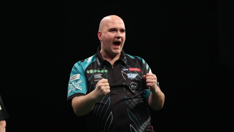 UNIBET PREMIER LEAGUE 2018.FIRST DIRECT ARENA.LEEDS.PIC;LAWRENCE LUSTIG.ROB CROSS V MICHAEL SMITH.ROB CROSS IN ACTION