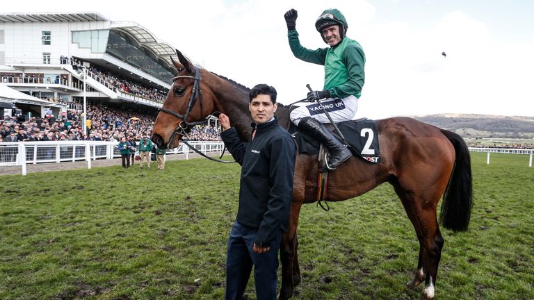 Ruby Walsh montando Footpad celebra 