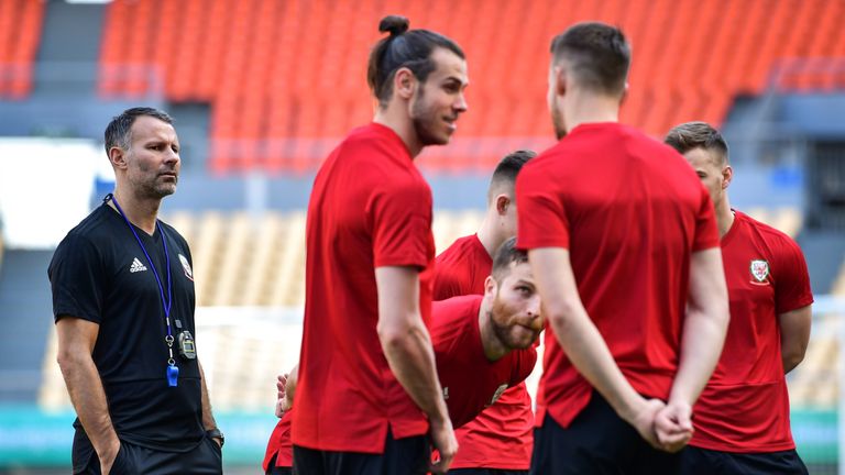 Welsh head coach Ryan Giggs (L) looks on as Gareth Bale (2nd L) of Wales takes part in a training session with team-mates before the China Cup International Football Championship in Nanning, in China's southern Guangxi region on March 20, 2018